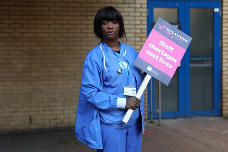  UK nurses stage new walkout over pay