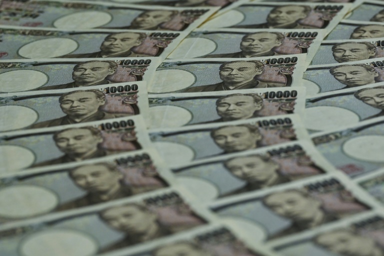  Japan central bank tweaks monetary policy, yen strengthens