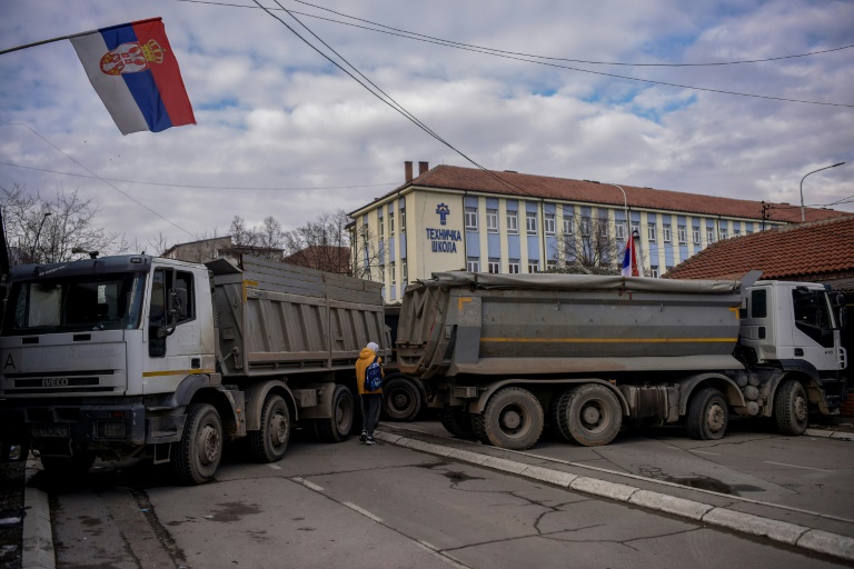  Serbs start removing barricades in easing of tensions in Kosovo