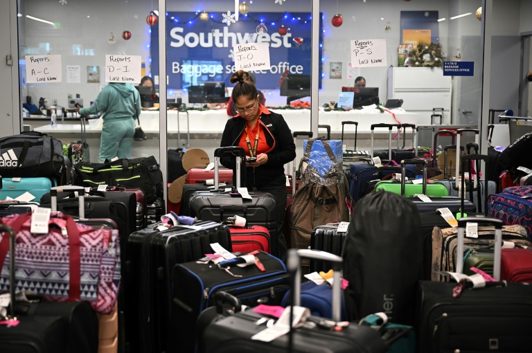  Southwest Airlines expects Q4 loss after storm chaos