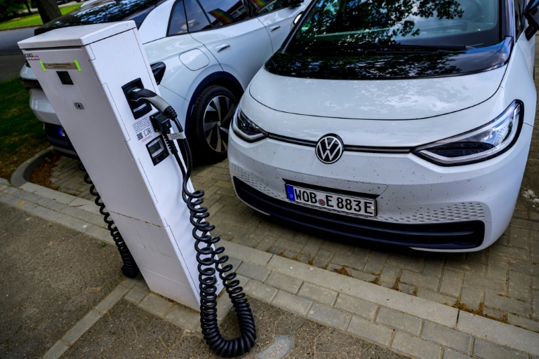  Electric cars gain record market share in Europe