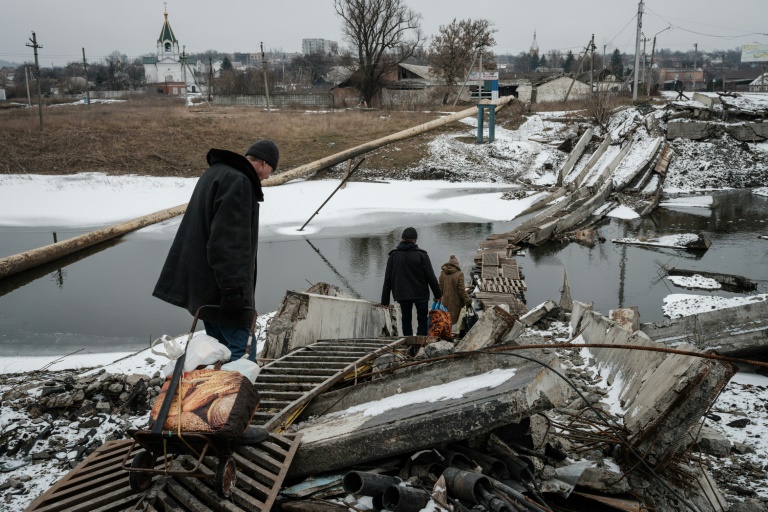  Bakhmut’s last residents brace for Russian advance