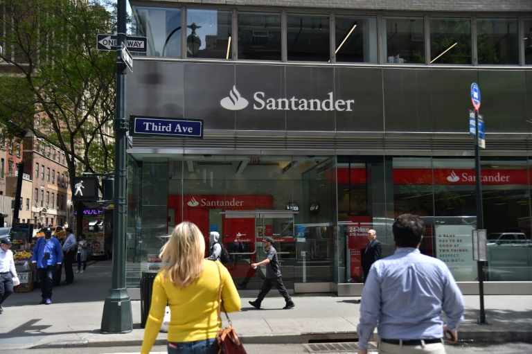  Santander bank posts record profit as rates rise