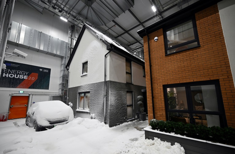  UK mega-lab generates weather to test homes of future