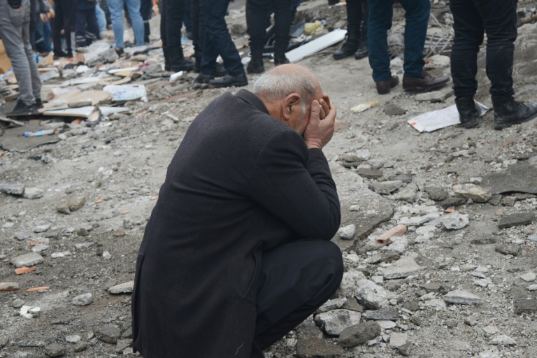  Fear of aftershocks in debris-strewn Turkey