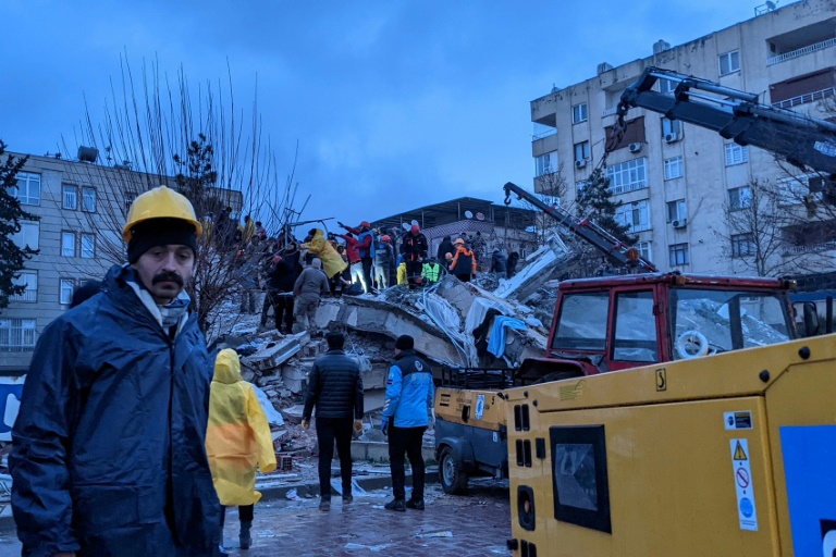  Silent phones, freezing rain and anguish in Turkey quake