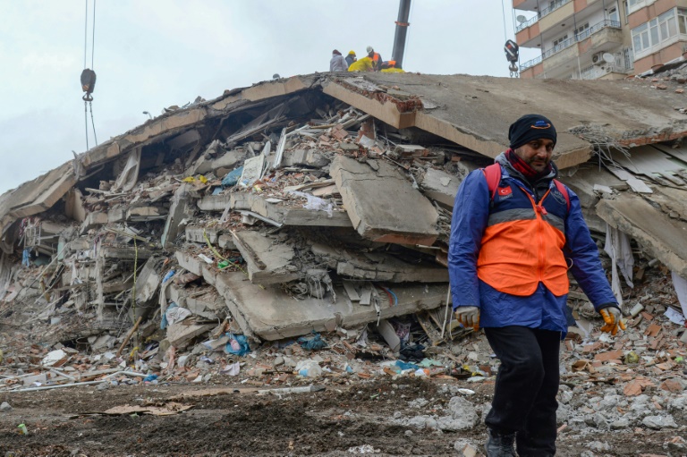  Hushed search for Turkey’s quake survivors