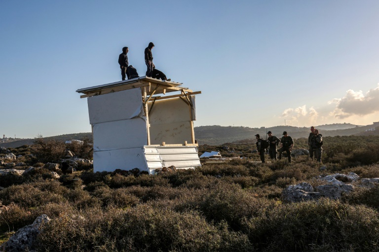  Row over West Bank outpost exposes Israel cabinet split