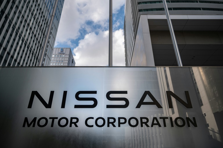  Nissan keeps annual profit forecasts, cuts unit sales target