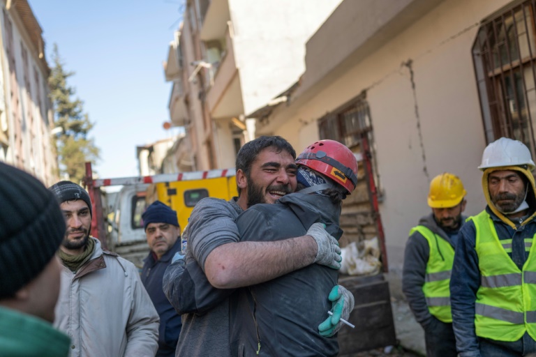  Tears, relief after Turkey rescuers pull teenager out alive