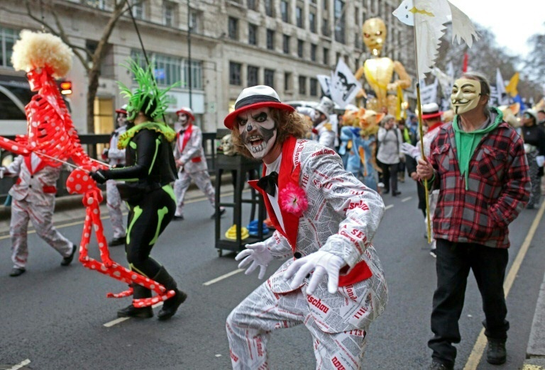  Assange supporters hold London ‘carnival’ against extradition