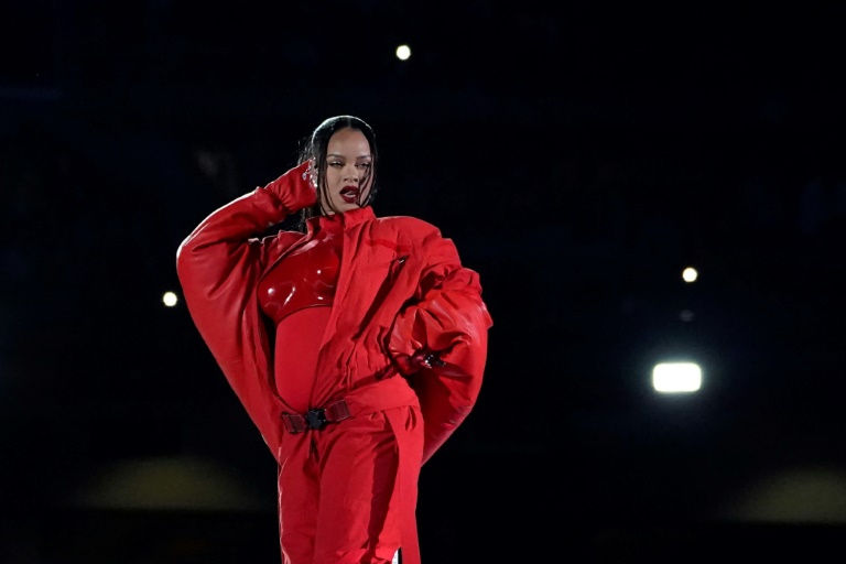  Rihanna performs hits at Super Bowl – with a very special guest