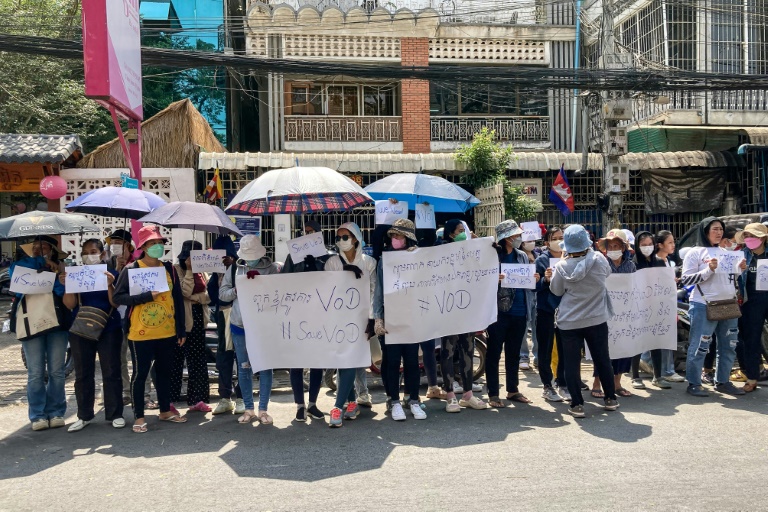  Protesters, rights groups condemn closure of Cambodian news outlet