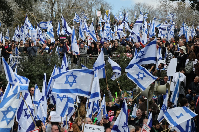  Thousands protest outside Israel parliament against judicial reforms