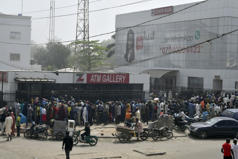  Nigerian president moves to try to ease cash crisis