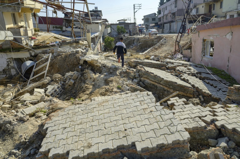  Turkey quake cuts village in two