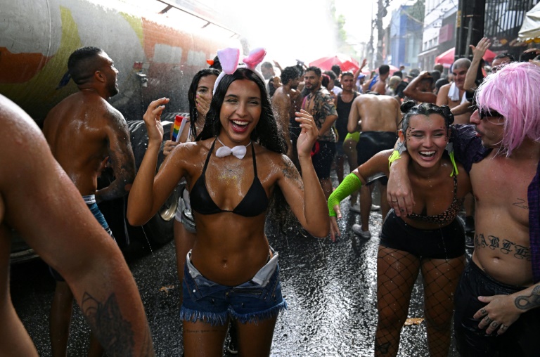  Rio holds first all-out carnival since Covid