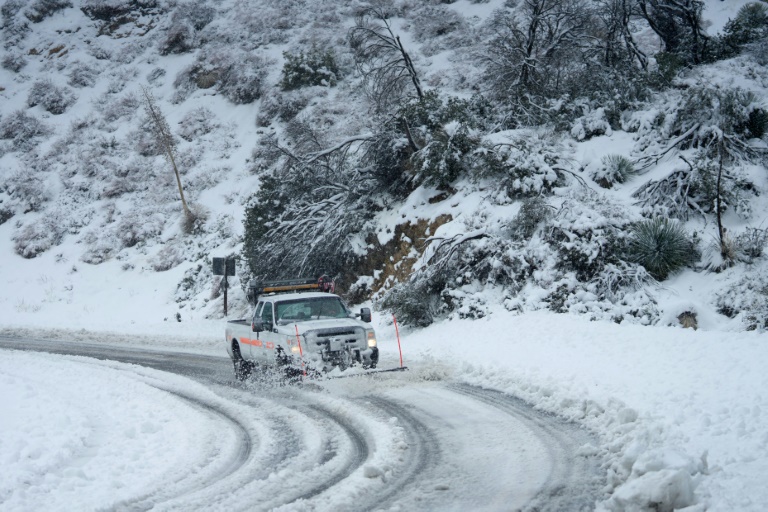  Heavy snow hits southern California