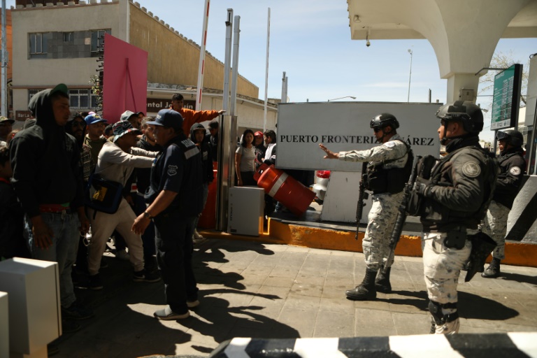  Hundreds of migrants attempt to storm the US-Mexico border