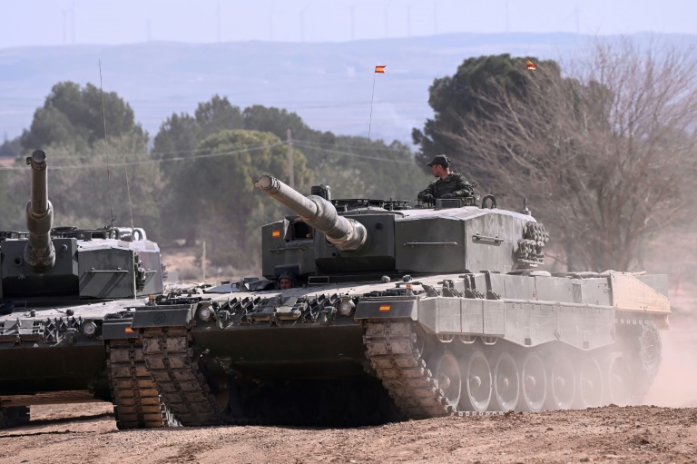  Ukraine troops wrap up Leopard tank training in Spain