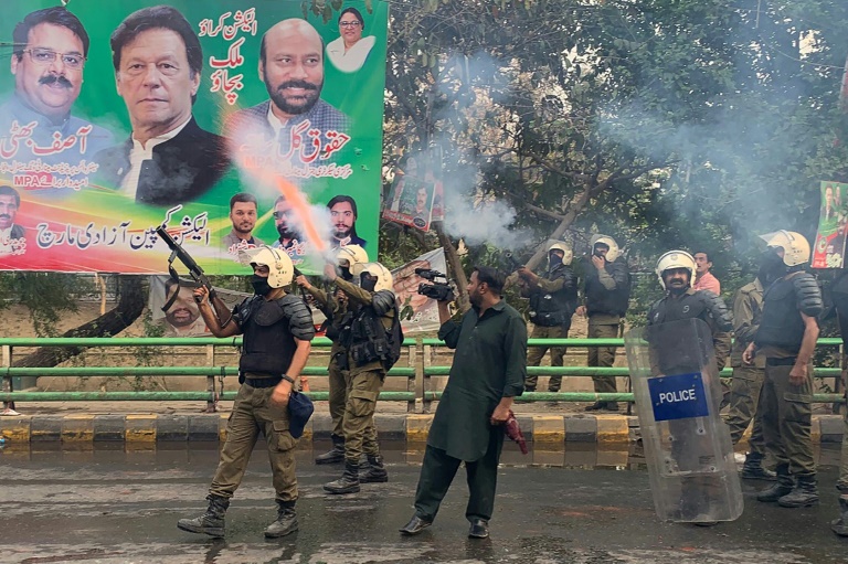  Pakistan police use water cannon in attempt to arrest Imran Khan