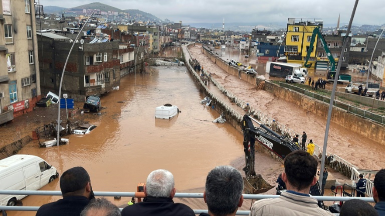  Flash floods kill at least 13 in Turkish quake zone