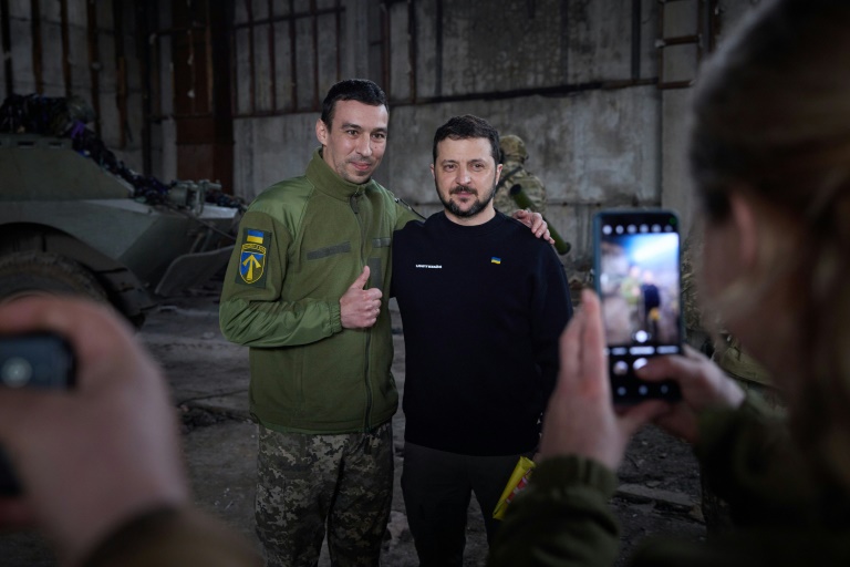  Zelensky visits Ukraine army positions near Bakhmut