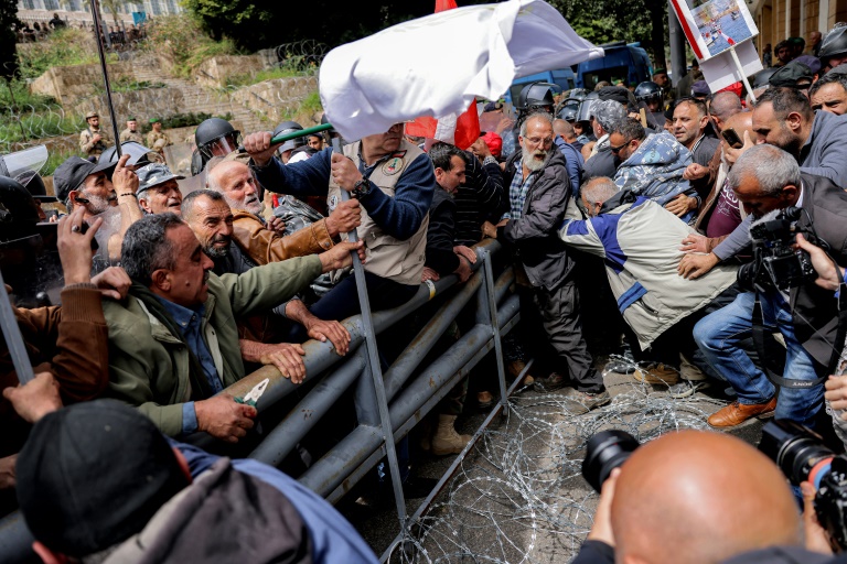  Tear gas fired at angry protest in crisis-hit Lebanon