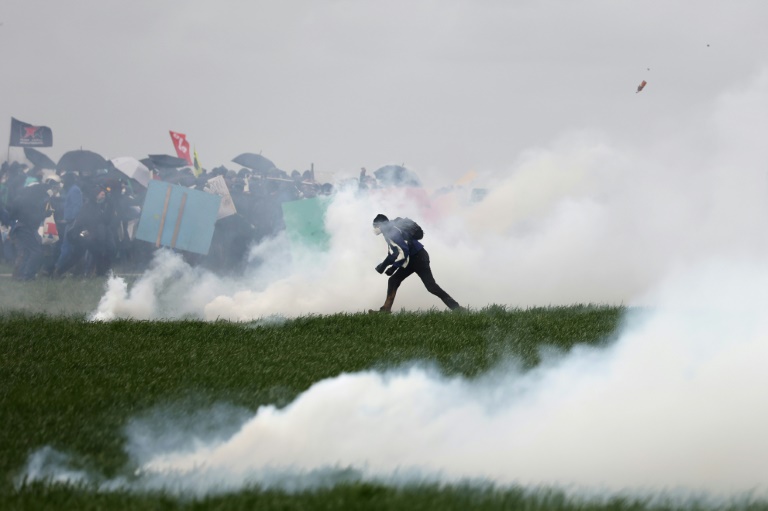  New violent clashes in France in water protest