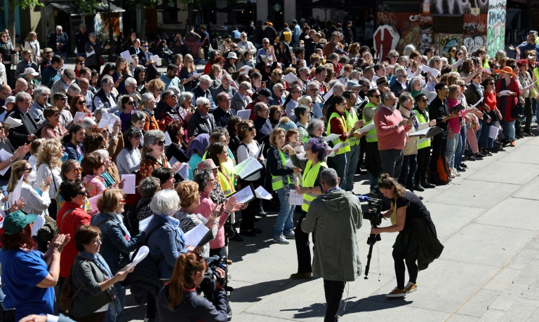  Thousands sing for peace in war-torn Ukraine