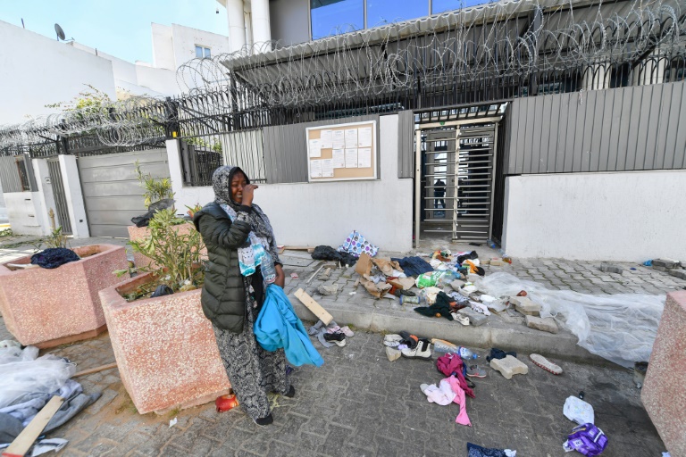  Tunisia police use tear gas to disperse homeless migrants