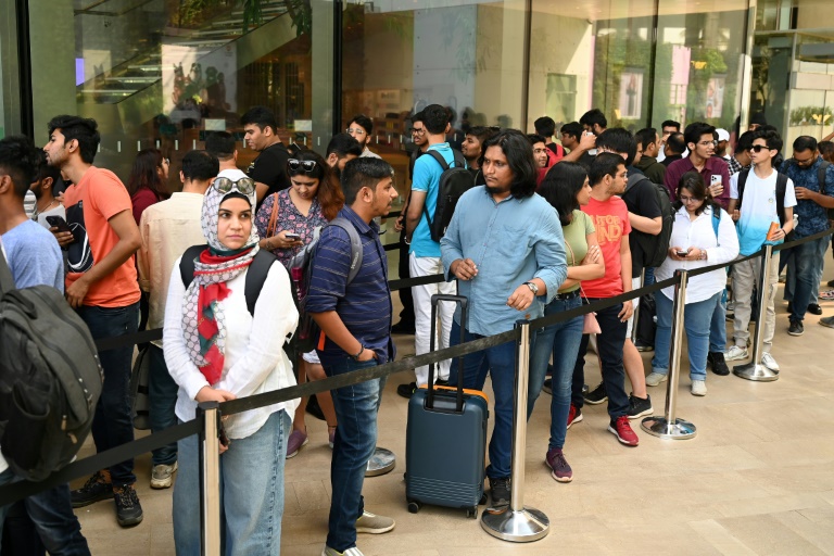  Apple opens first India store in market push