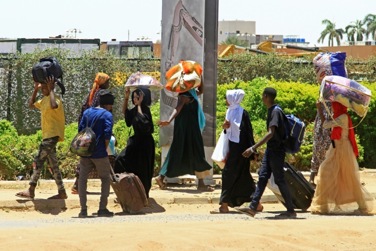  Thousands flee Sudan capital as clashes rage despite truce