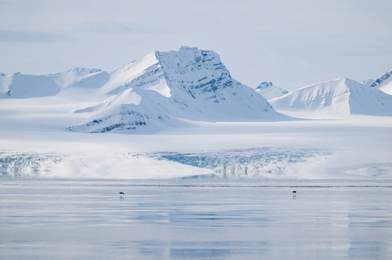  Scientists save ancient Arctic ice in race to preserve climate history