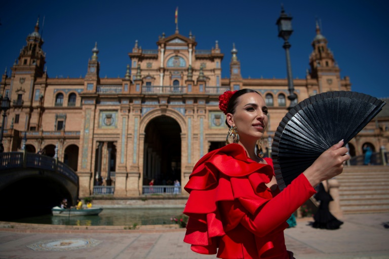  Spain hit by summer-strength heat in April