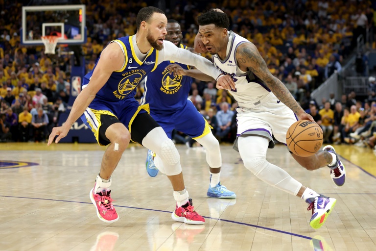  Kings stay alive with convincing win over Warriors