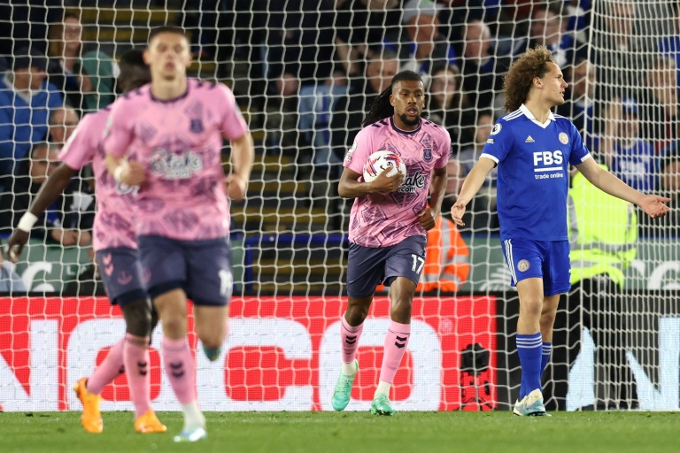  Everton rescue draw at Leicester, but Foxes climb out of bottom three