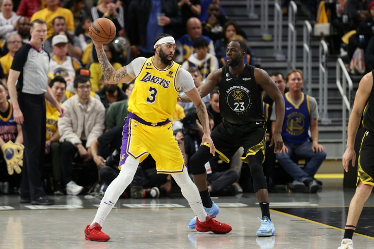  Davis, Lakers hold off Warriors to win opener