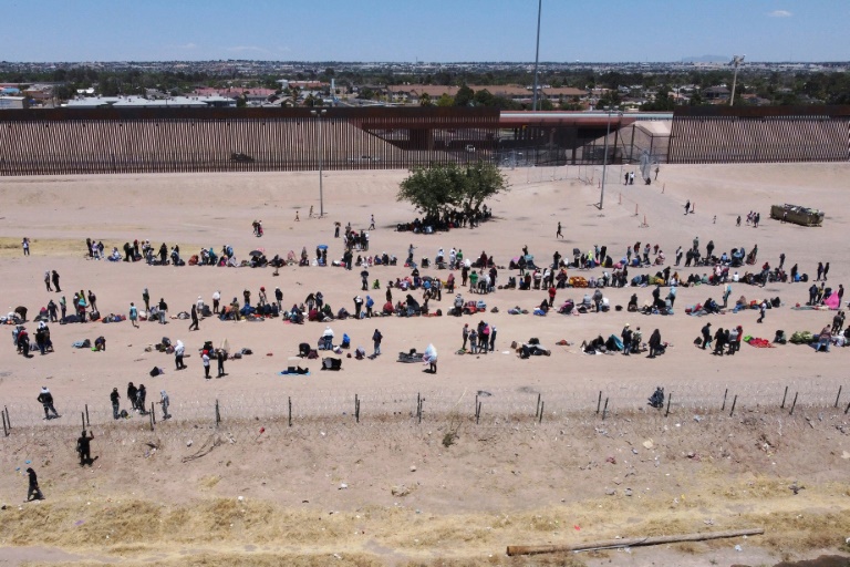  Confusion reigns at US-Mexico border before rule change