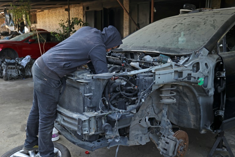  Cash-strapped Lebanese soldiers moonlight as mechanics, waiters