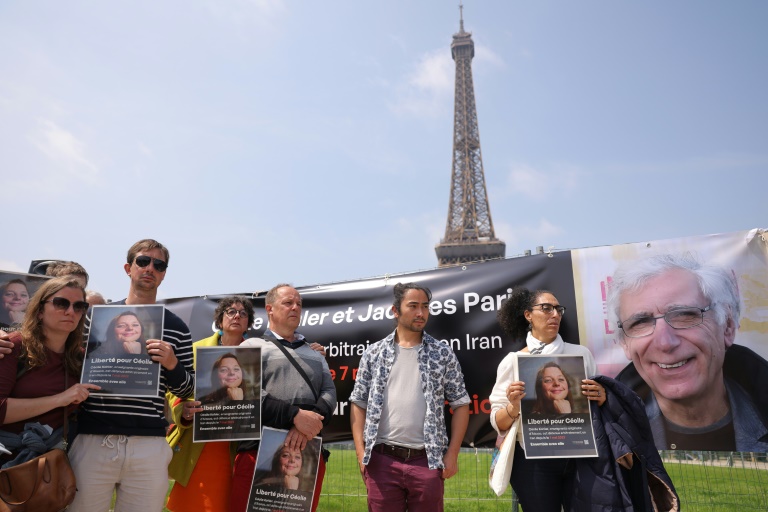  Dozens demand release of French detainees in Iran