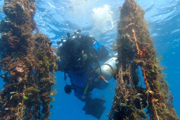  Divers fish deadly ‘ghost nets’ from Santorini’s depths