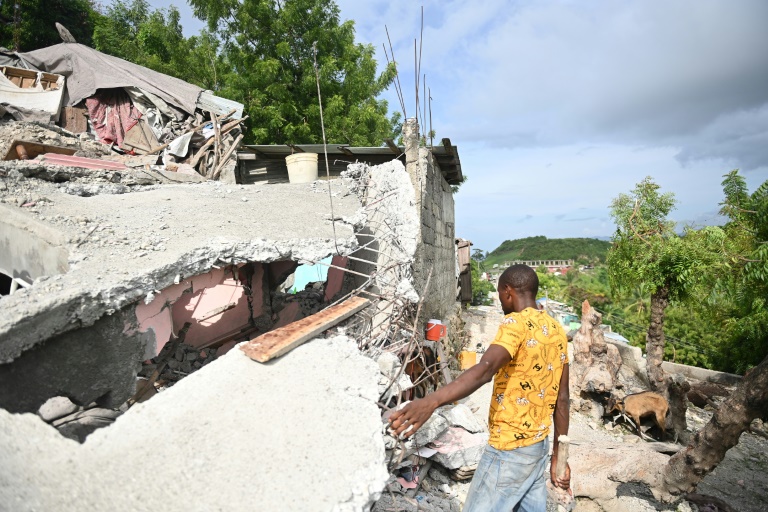  Four dead, several dozen injured in Haiti quake