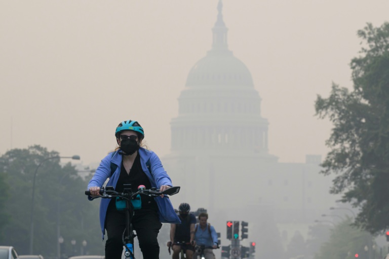  Toxic smoke dissipates over northeastern US