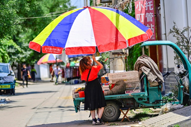  Beijing roasts in record mid-June temperatures