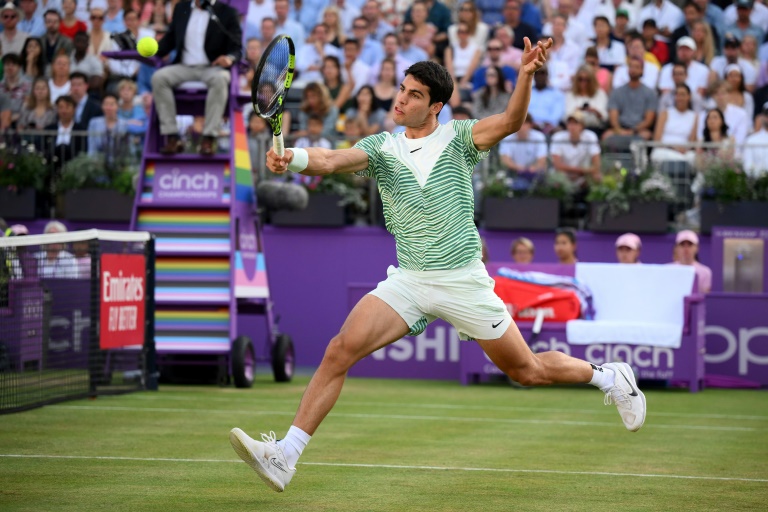  Alcaraz powers past Dimitrov into Queen’s semi-finals