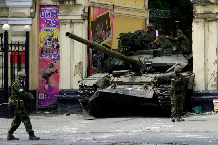  Tanks and armed Wagner rebels deploy in southern Russia town