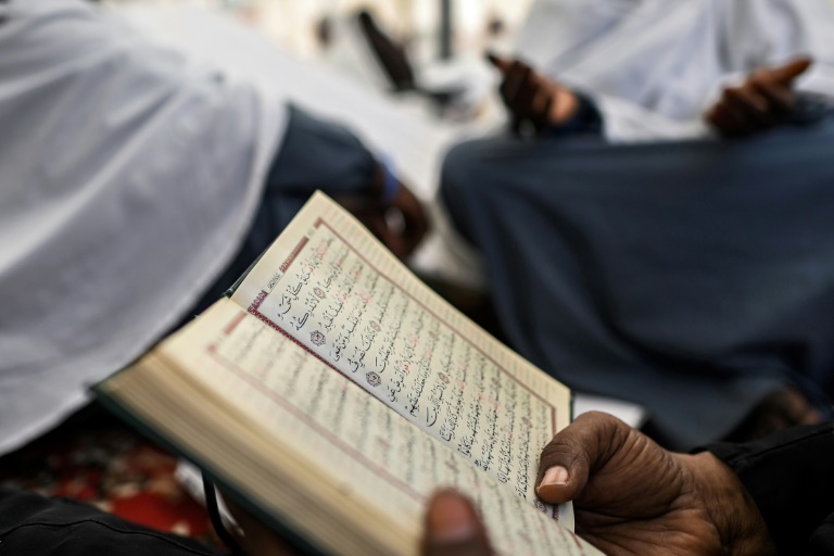  As temperatures climb, pilgrims ascend Mount Arafat for hajj climax