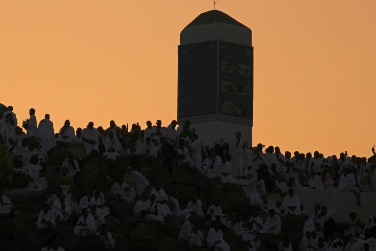  Crowds ‘stone the devil’ in final hajj ritual