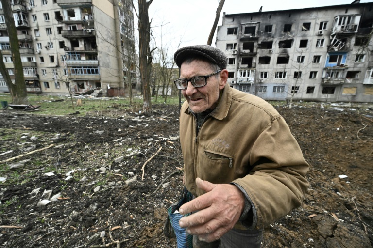  ‘Russian roulette’: last residents brave shelling in east Ukraine